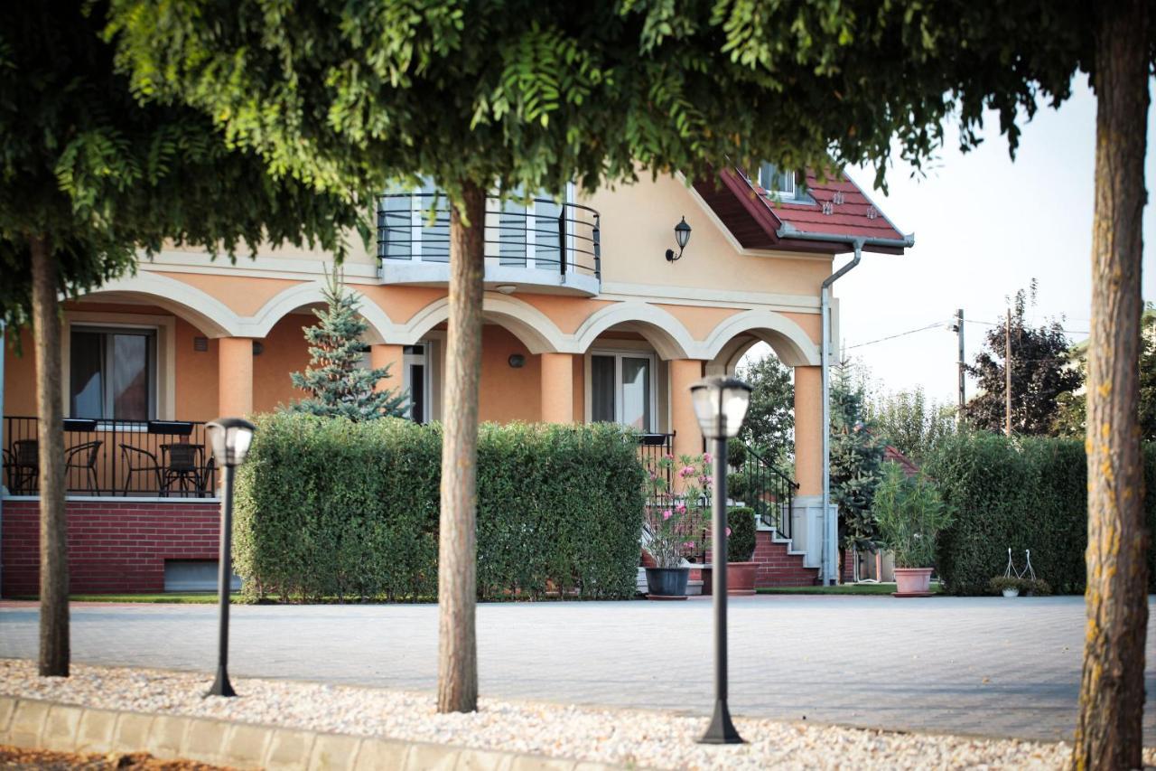 Airport Almaskert Panzio Bed and Breakfast Vecsés Εξωτερικό φωτογραφία
